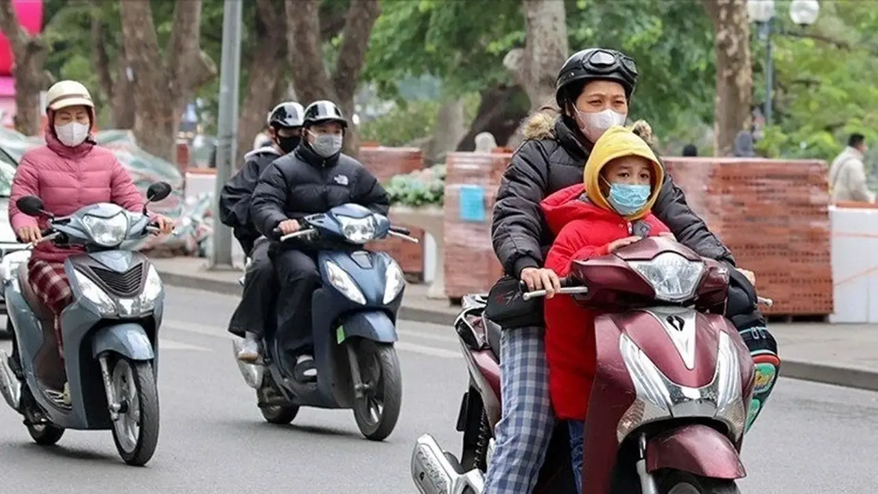 تحذيرات من رياح قوية في المناطق البحرية وشمس مشرقة بشمال فيتنام ظهراً